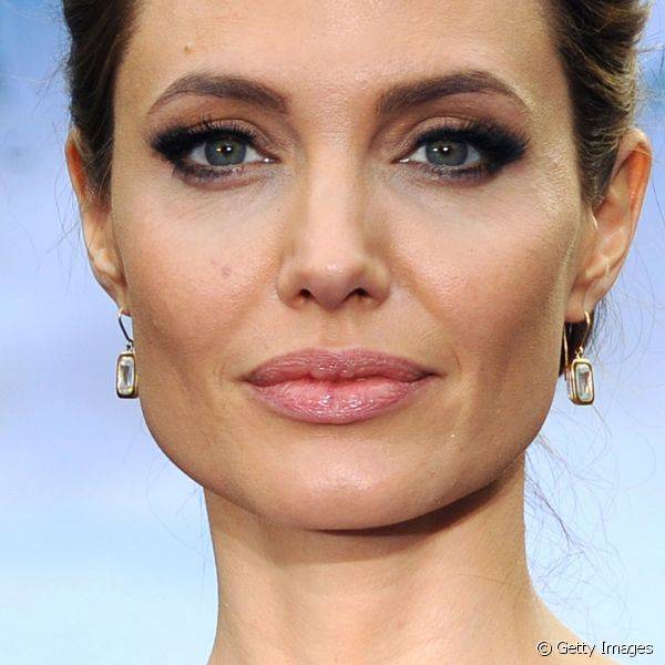 Angelina Jolie combinou a sombra marrom discreta com traço discreto de delineador e cílios super alongados para evento de divulgação do filme 